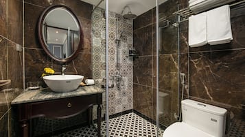 Quarto família | Banheiro | Chuveiro, produtos de toalete grátis, secador de cabelo