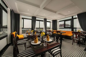 朝食 (ビュッフェ)、毎日提供 (1 名様 10 USD)