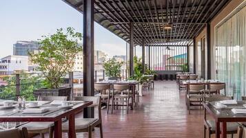 2 restaurants, breakfast, lunch, dinner served; international cuisine