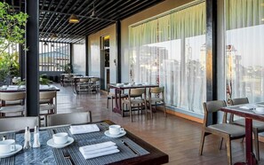 2 restaurants, breakfast, lunch, dinner served; international cuisine 