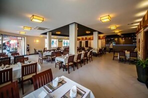 2 restaurants, breakfast, lunch, dinner served; international cuisine 