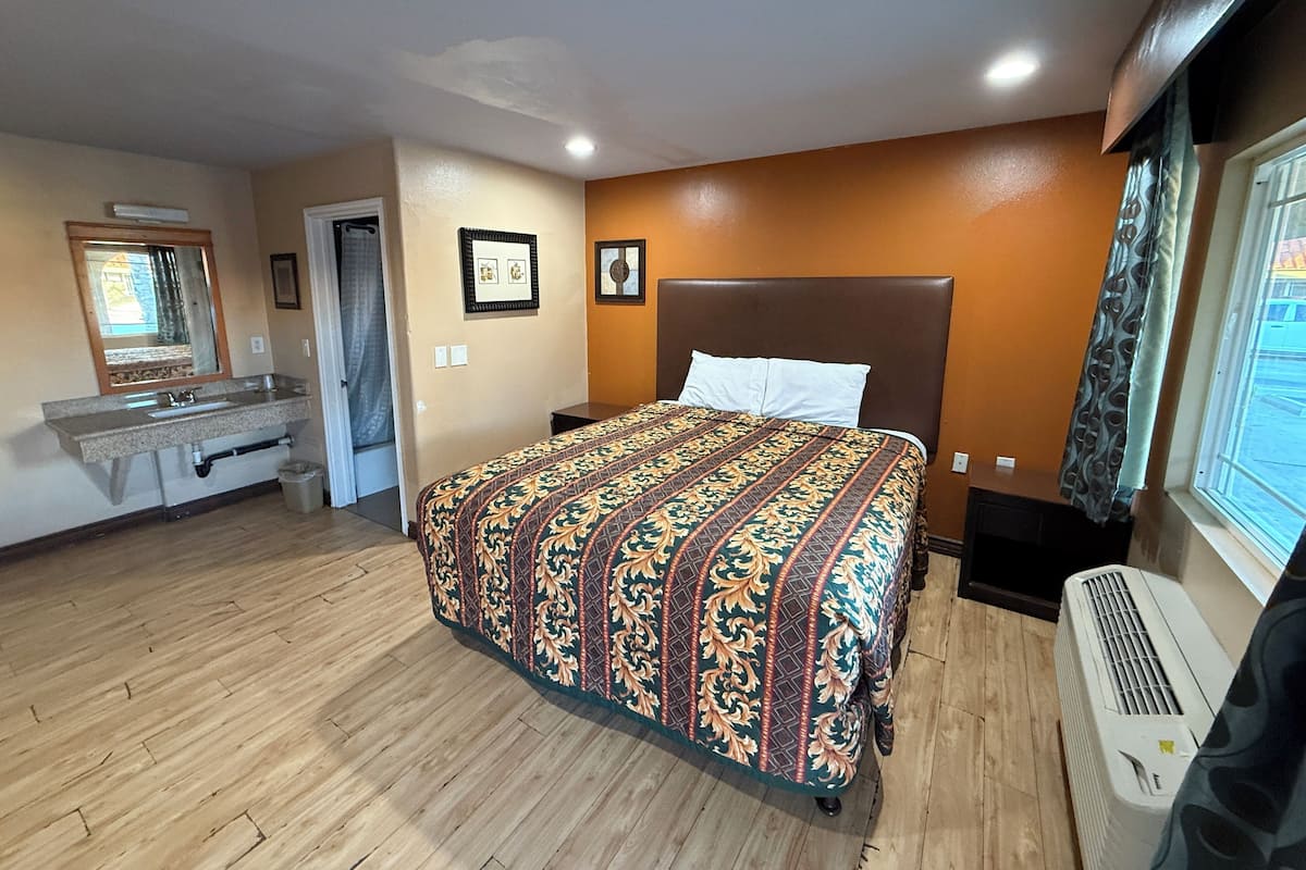 Tabla de planchar con plancha, wifi gratis y ropa de cama