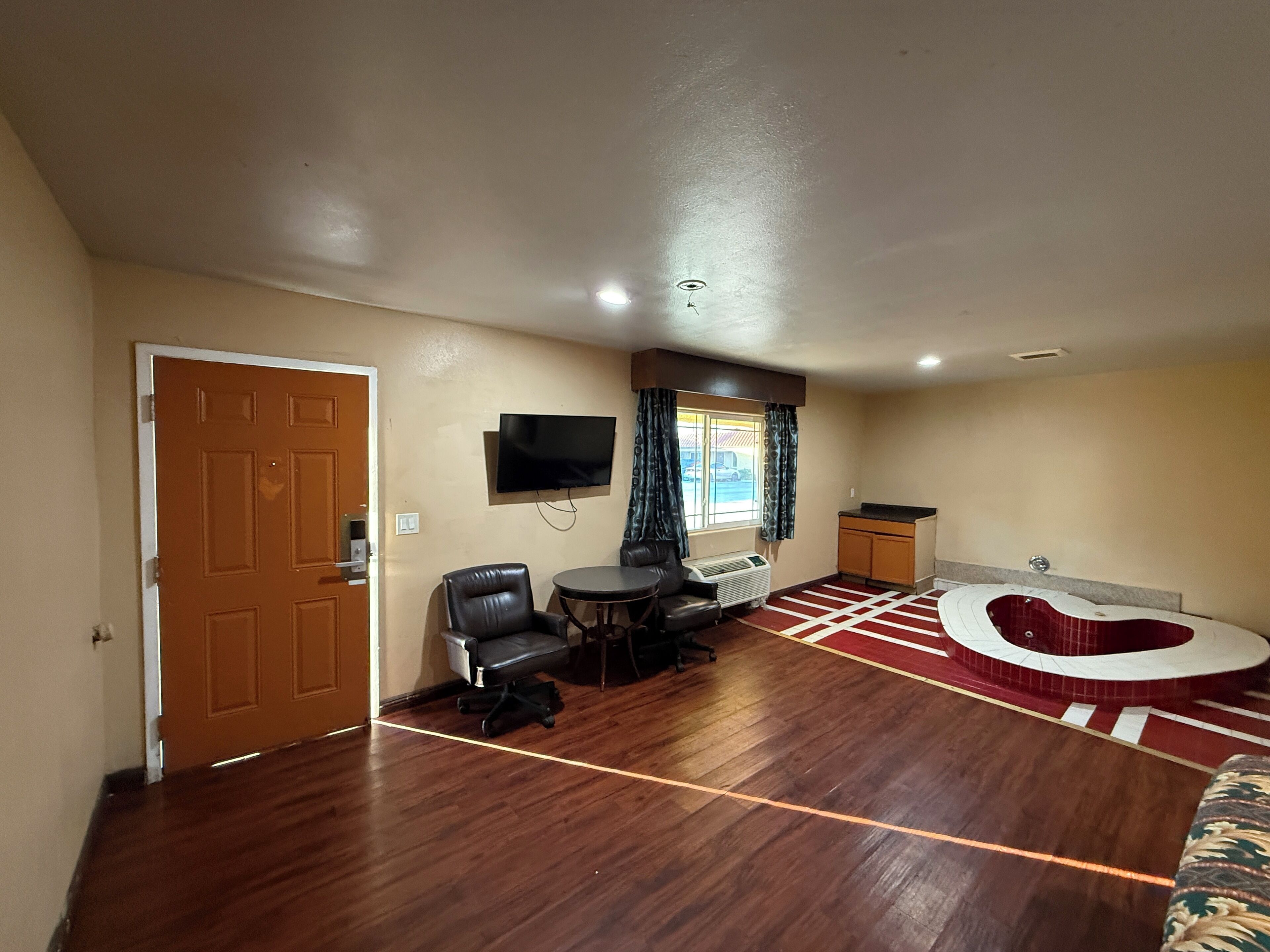 Habitación, 1 cama King size, hidromasaje | Tabla de planchar con plancha, wifi gratis y ropa de cama 