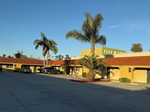 Property entrance - Rocky Inn Motel (Long Beach)