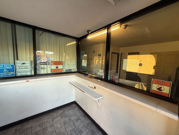 Reception - Rocky Inn Motel (Long Beach)