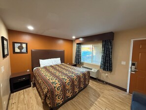 Iron/ironing board, free WiFi, bed sheets - Rocky Inn Motel (Long Beach)