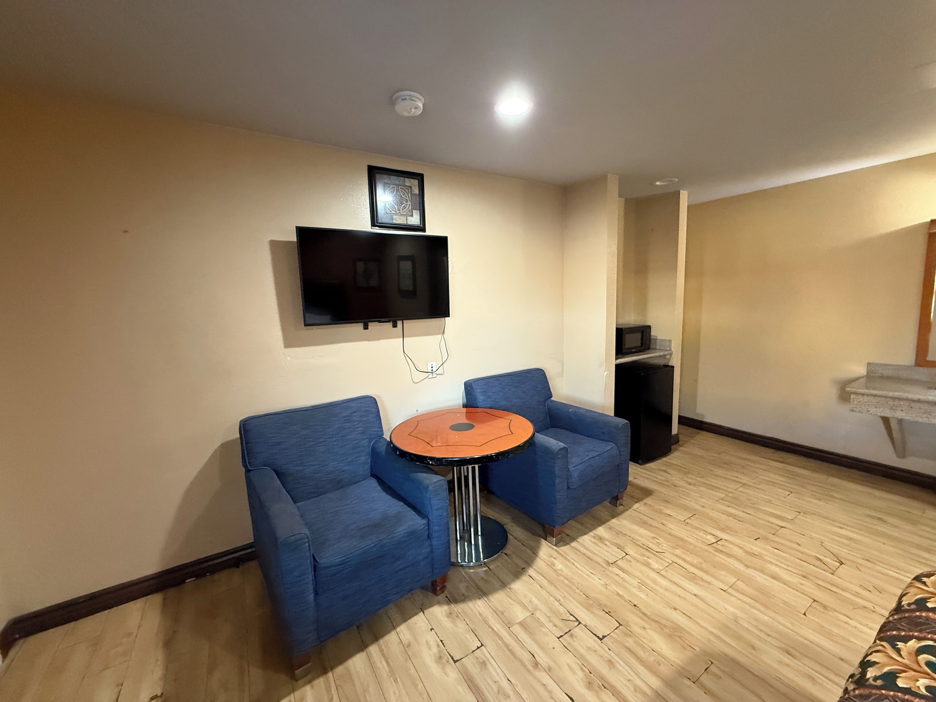 Tabla de planchar con plancha, wifi gratis y ropa de cama 