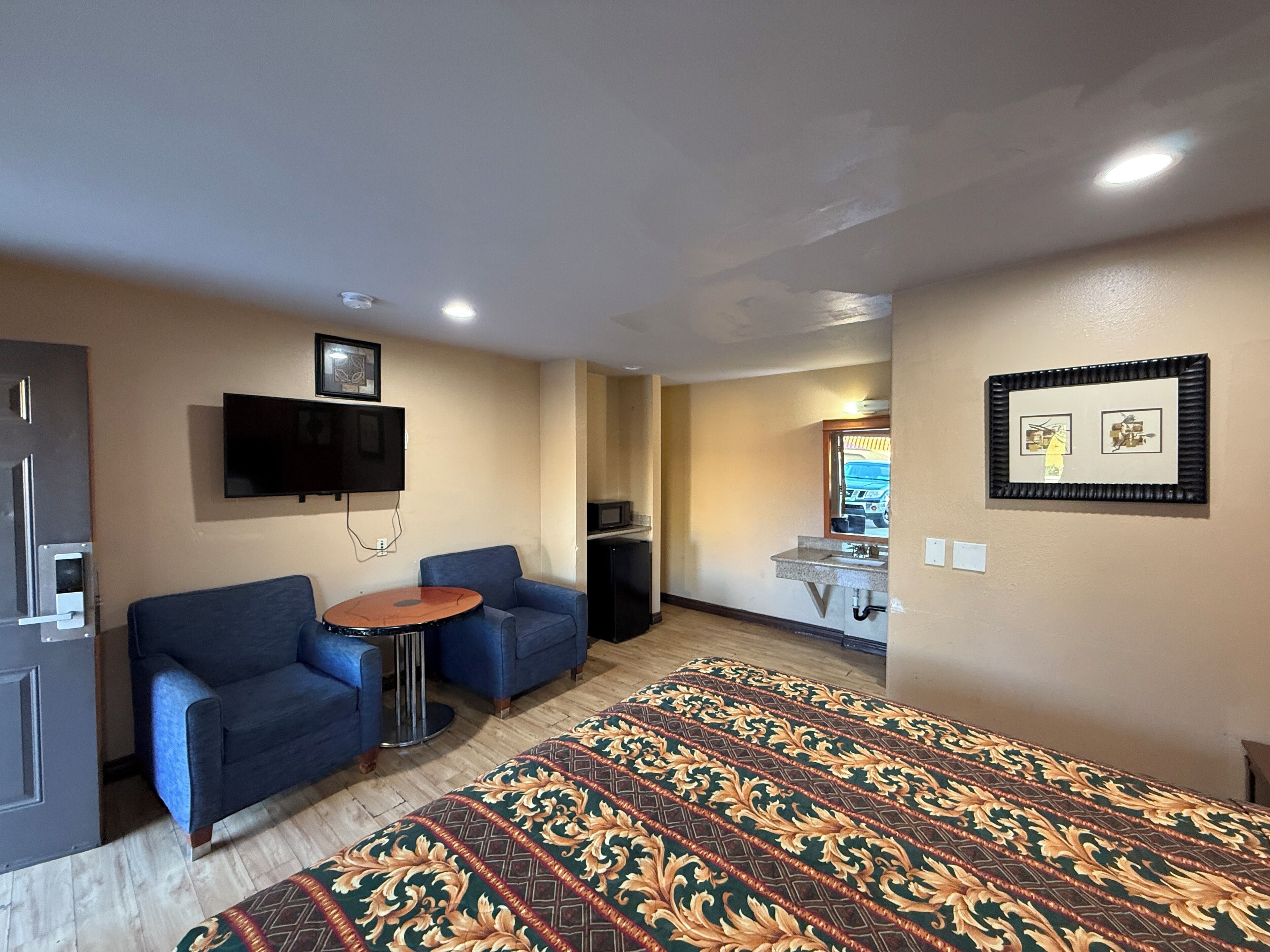 Tabla de planchar con plancha, wifi gratis y ropa de cama 