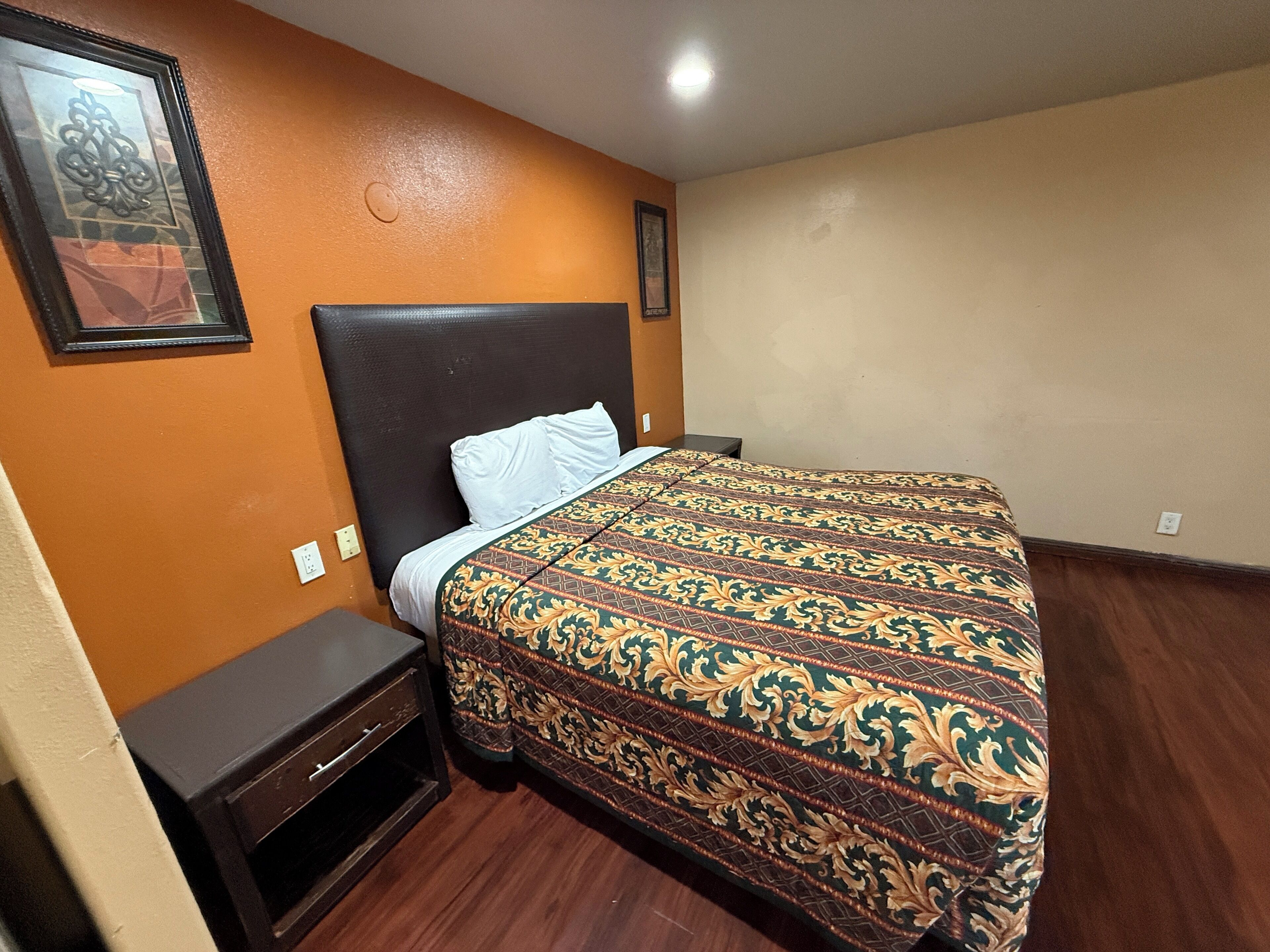 Iron/ironing board, free WiFi, bed sheets