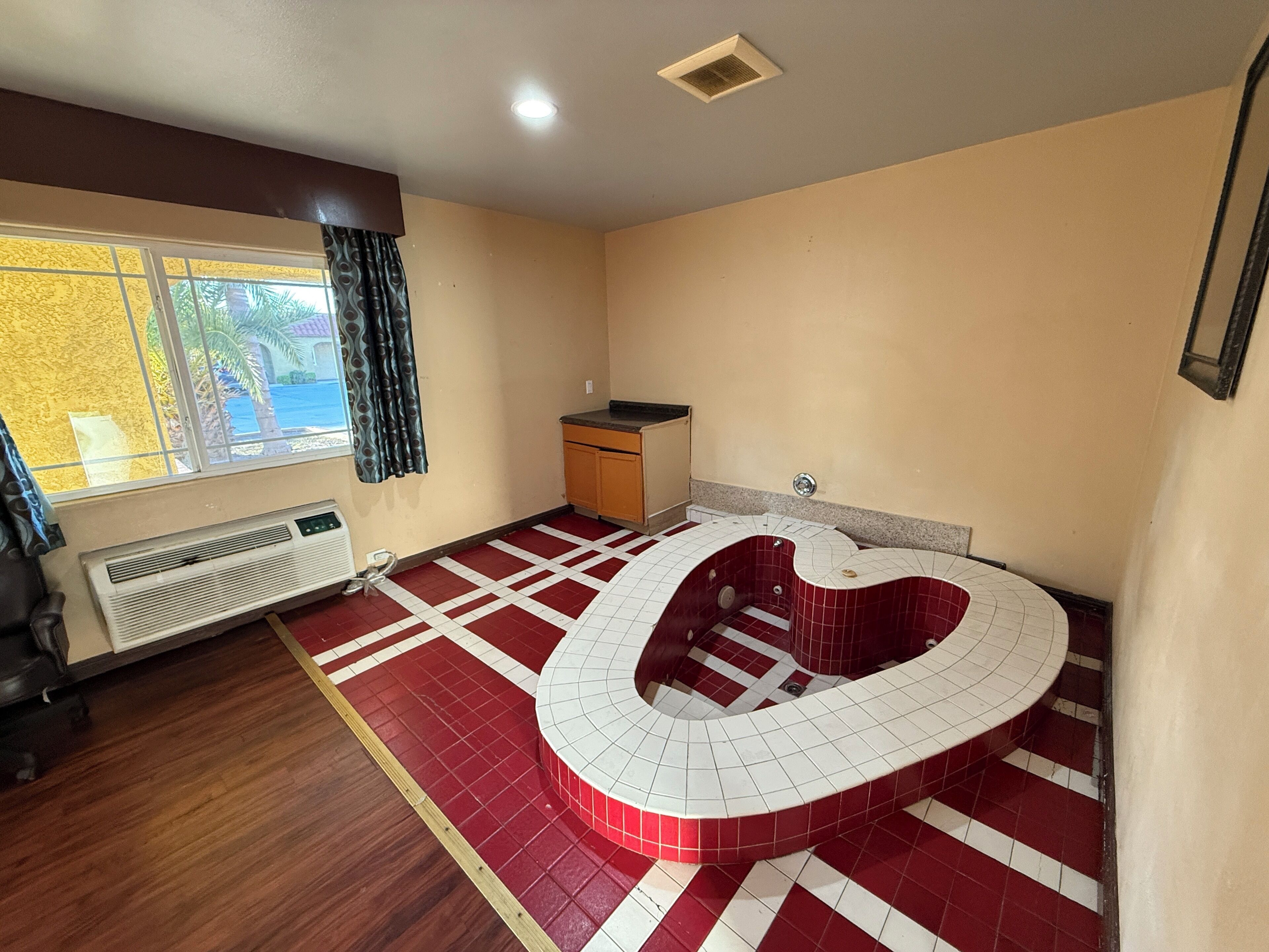 客房, 1 张特大床, 按摩浴缸 | 熨斗/熨衣板、免费 WiFi、床单