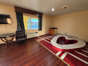 Room, 1 King Bed, Jetted Tub | Iron/ironing board, free WiFi, bed sheets - Rocky Inn Motel (Long Beach)