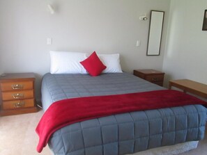 Laptop workspace, blackout curtains, iron/ironing board, free WiFi - Awatea Park Motel (Palmerston North)