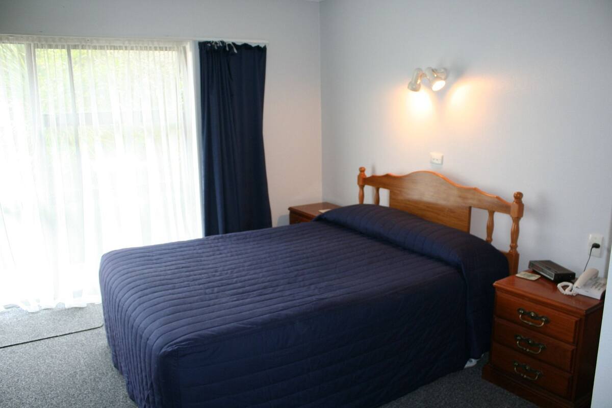 Studio | Laptop workspace, blackout drapes, iron/ironing board, WiFi (free)