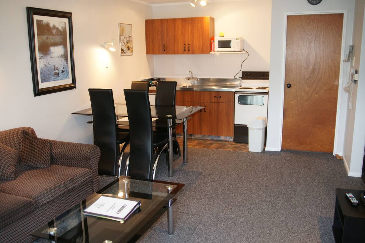 2 Bedroom Units | Laptop workspace, blackout drapes, iron/ironing board, WiFi (free)