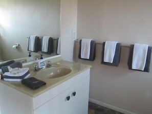 Bathroom - Awatea Park Motel (Palmerston North)