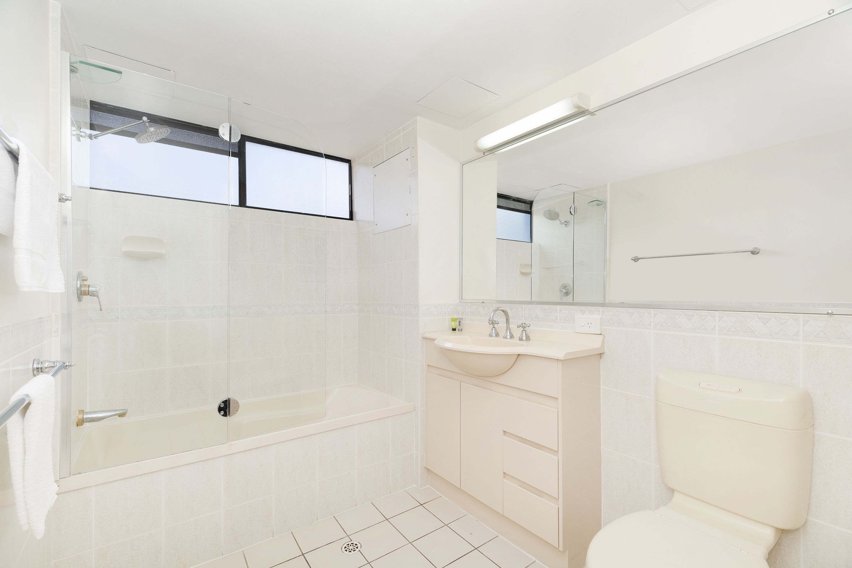 Economy Apartment, 2 Bedrooms | Bathroom | Hair dryer, towels