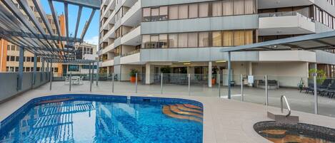 Piscine extérieure, chaises longues