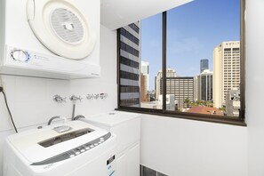Apartamento, 2 quartos, sacada | Lavanderia
