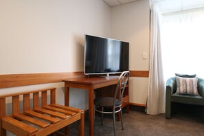 Studio | Pillowtop-Betten, Schreibtisch, Verdunkelungsvorhänge