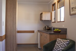 Studio | Private kitchen | Fridge, microwave, coffee/tea maker, cookware/dishes/utensils - Amross Motel (Dunedin)
