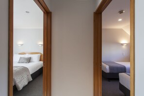 Appartement, 2 chambres | 1 chambre, lit avec matelas Ă plateau-coussin, bureau