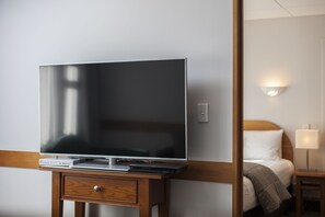 Appartement, 1 chambre, accessible aux personnes à mobilité réduite | Lit avec matelas à plateau-coussin, bureau, rideaux d’obscurcissement