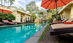 Outdoor pool, pool umbrellas, pool loungers - Villa Tanamera (Koh Samui)