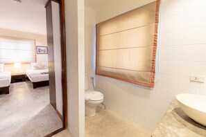Beachfront Villa | Bathroom | Shower, free toiletries, hair dryer, towels