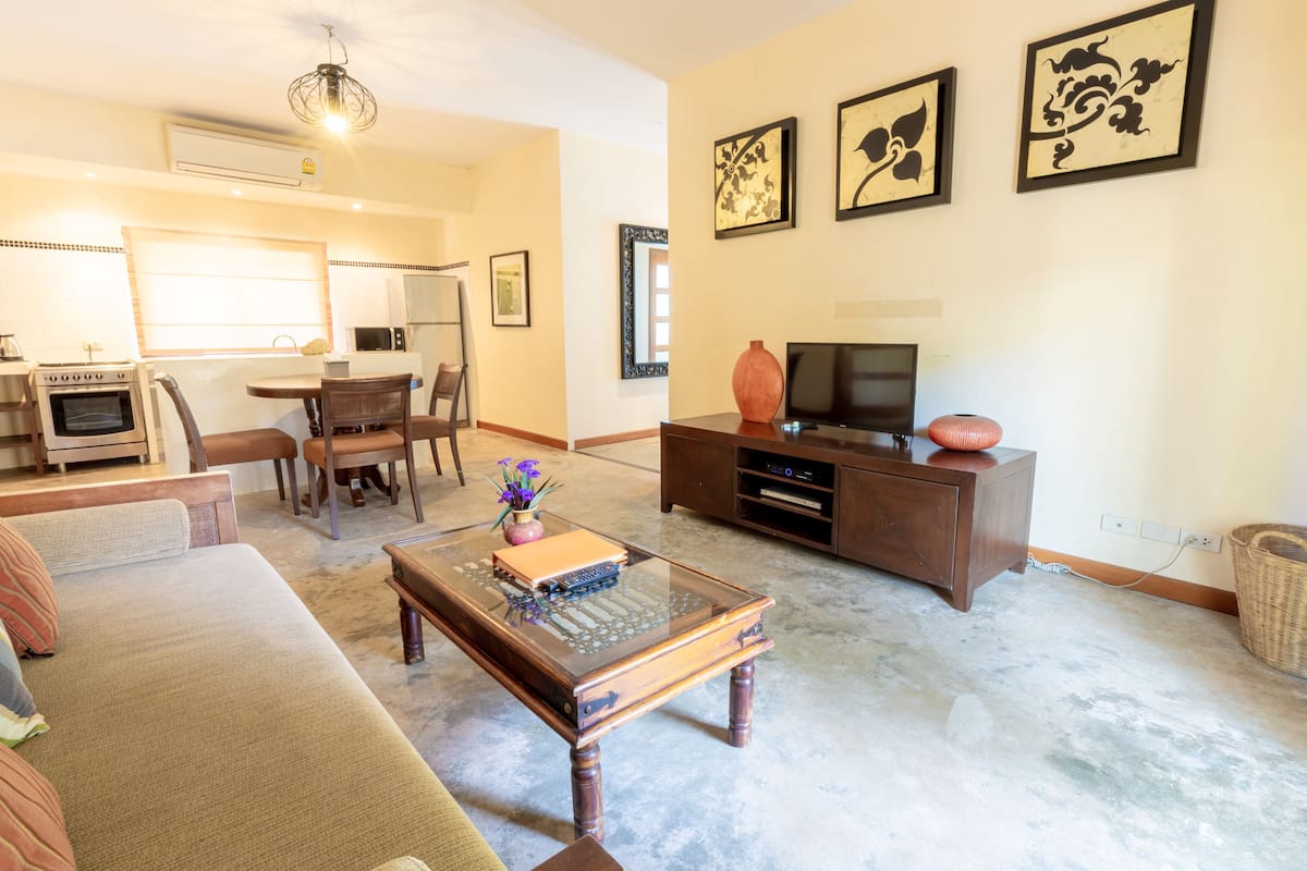 Beachfront Villa | Ruang tamu | 42 inci televisyen LCD dengan satelit, TV