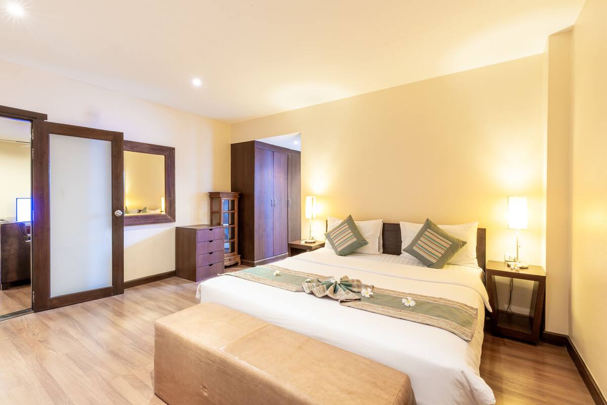Deluxe Studio Partial Seaview | Peti besi dalam bilik, meja, ruang kerja komputer riba