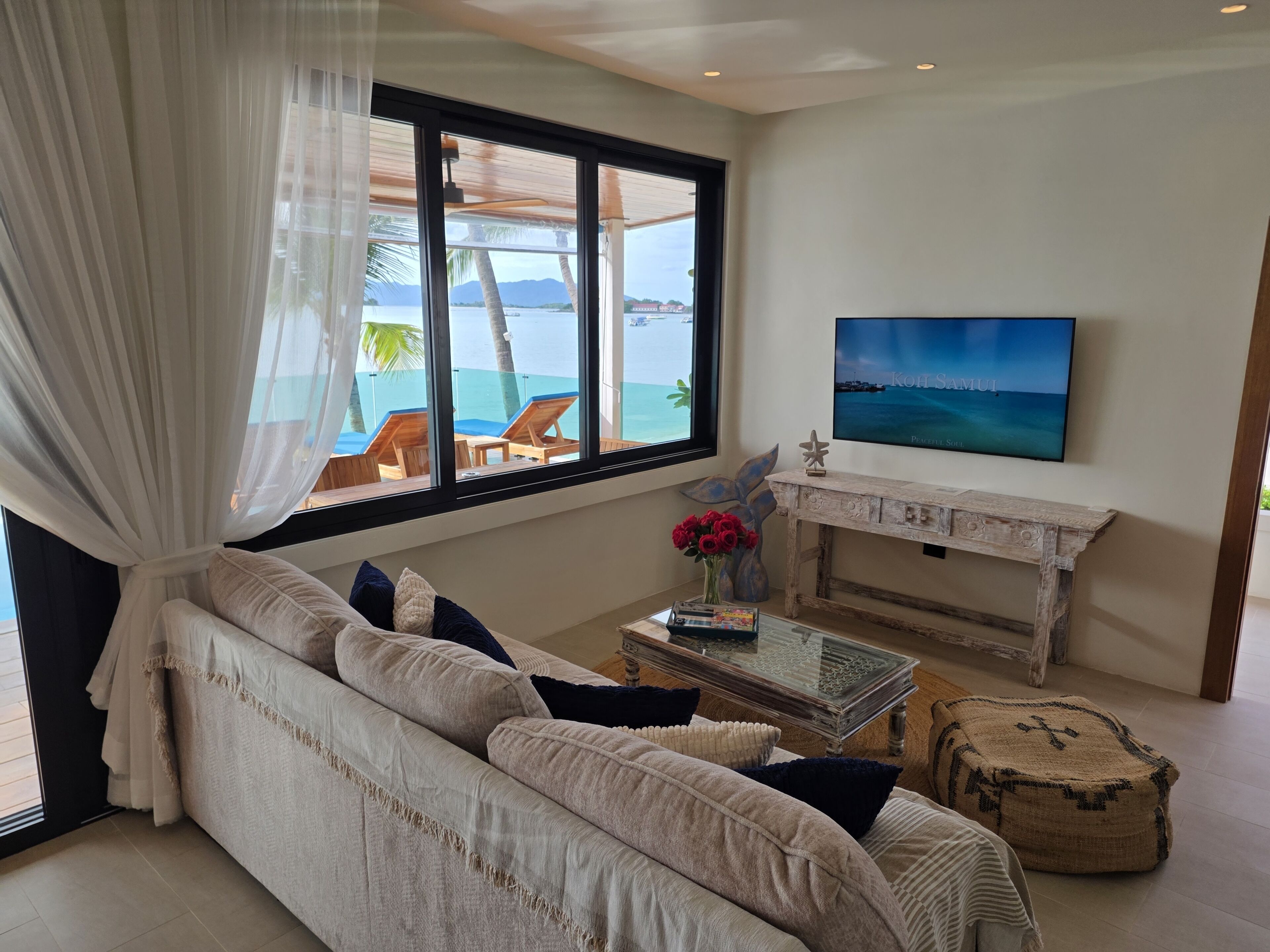 Premium Two Bedrooms beach Villa with Plunge Pool | Área de sala de estar | Smart TV de 55 pulgadas con canales vía satélite 