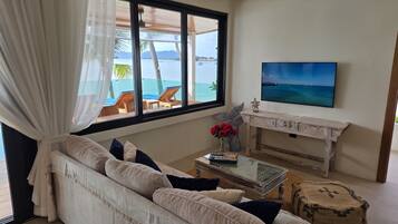 Premium Two Bedrooms beach Villa with Plunge Pool | Área de sala de estar | Smart TV de 55 pulgadas con canales vía satélite