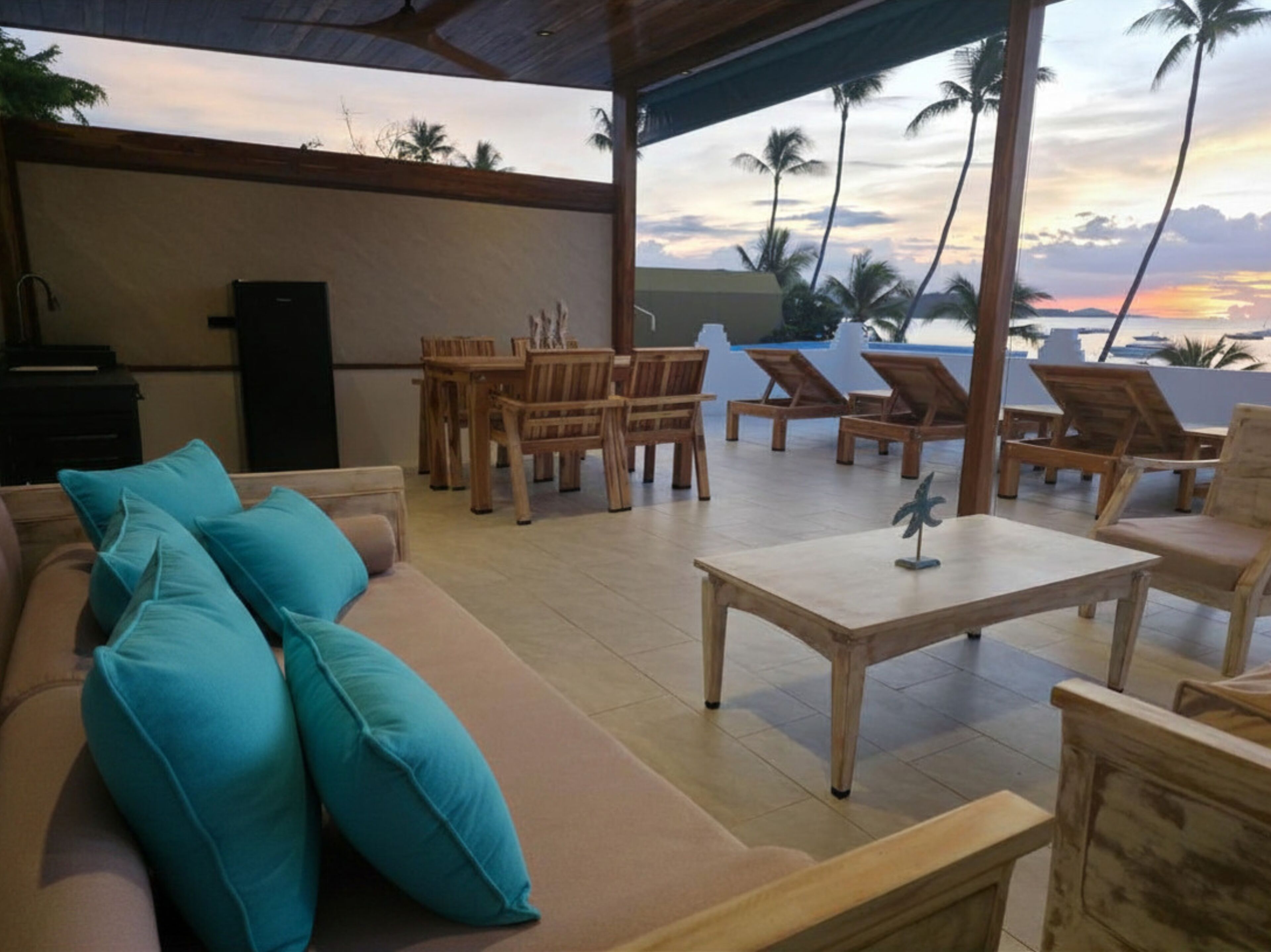 Premium 2 Bedroom with roof deck and Seaview | Terrace/patio