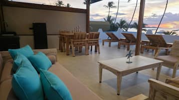 Premium 2 Bedroom with roof deck and Seaview | Terrace/patio