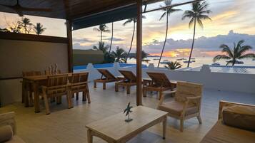 Premium 2 Bedroom with roof deck and Seaview | Terrace/patio