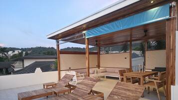 Premium 2 Bedroom with roof deck and Seaview | Terrace/patio