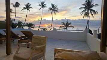 Premium 2 Bedroom with roof deck and Seaview | Terraza o patio