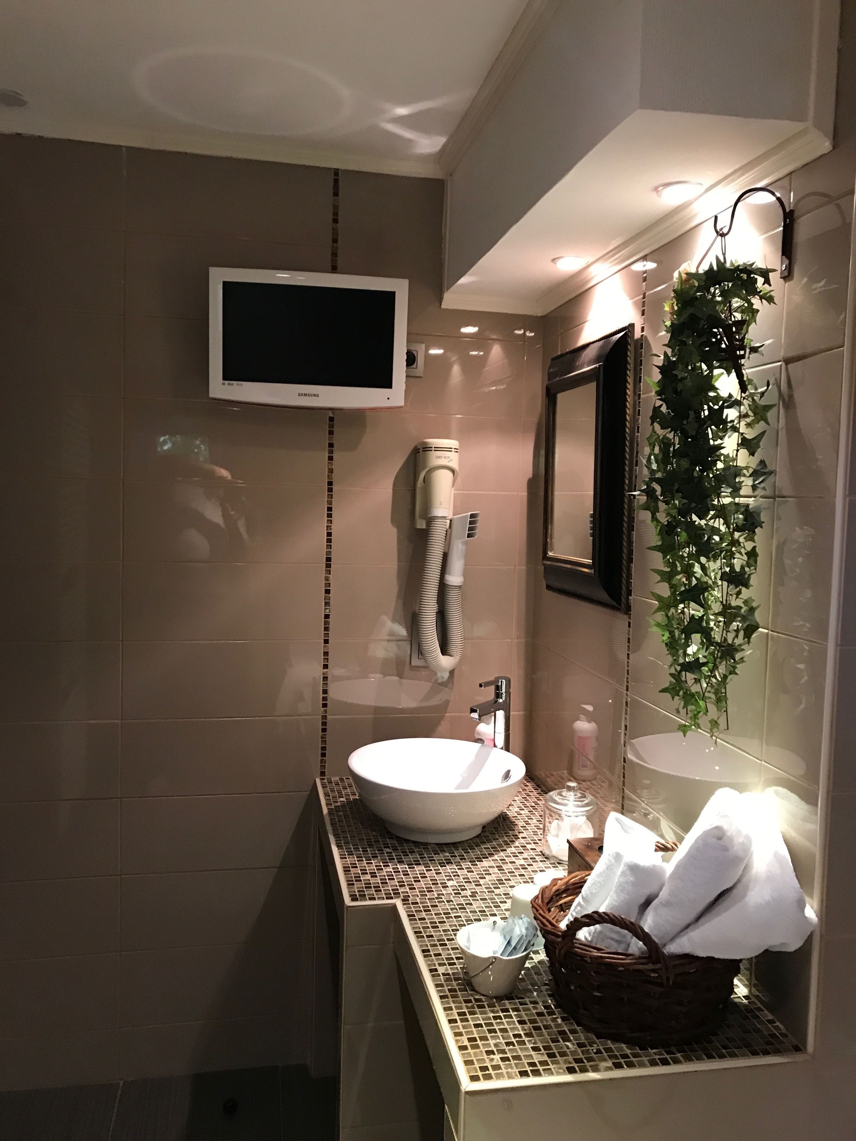 family room, jetted tub | bathroom | deep-soaking bathtub, free toiletries, hair dryer, towels