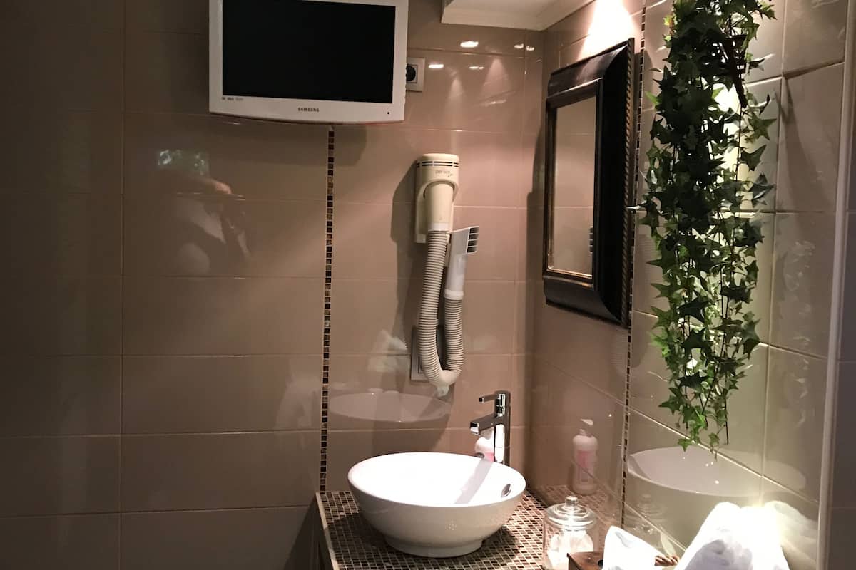 family room, jetted tub | bathroom | deep-soaking bathtub, free toiletries, hair dryer, towels