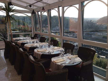 Se sirven almuerzos y cocina belga, restaurante con mesas al aire libre