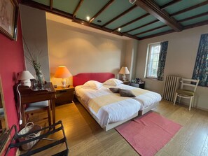 Superior Twin Room | Bathroom | Deep soaking tub, free toiletries, hair dryer, towels - Hotel Cosy (Bouillon)