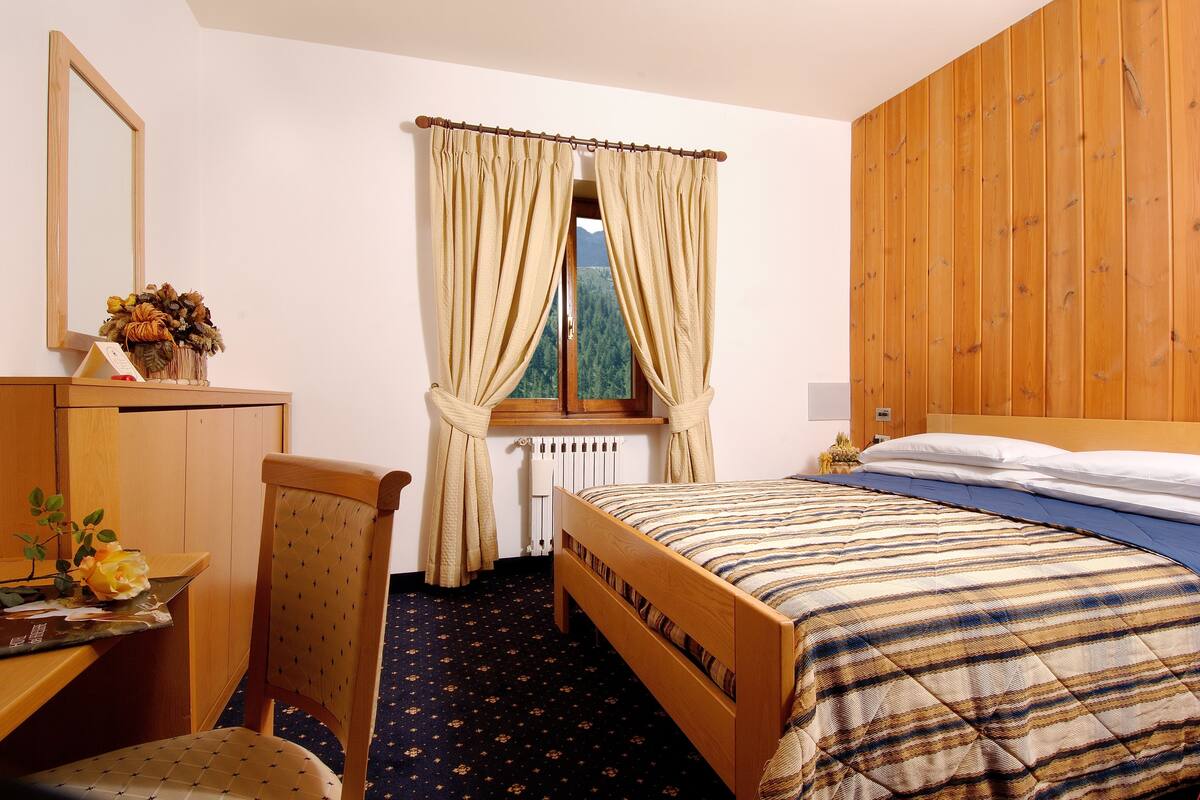 Een minibar, een kluis op de kamer, een bureau, verduisterende gordijnen