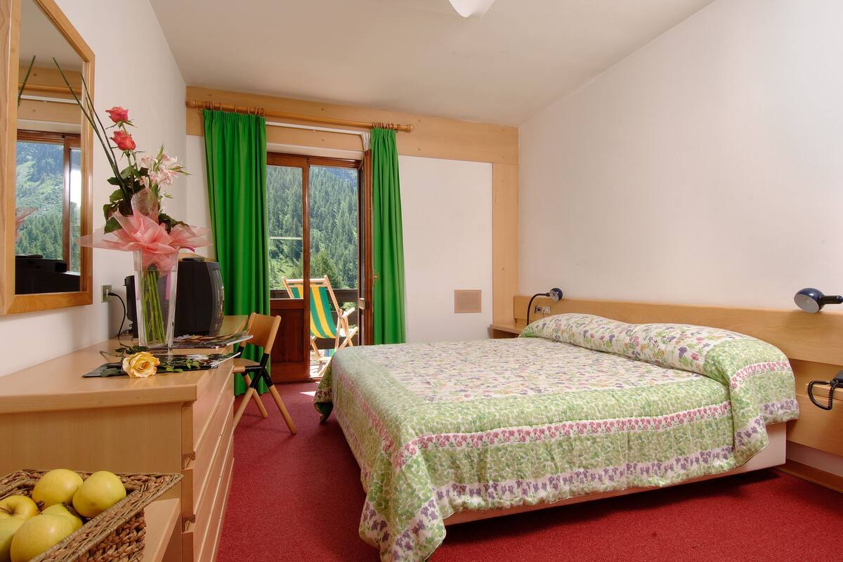 Een minibar, een kluis op de kamer, een bureau, verduisterende gordijnen
