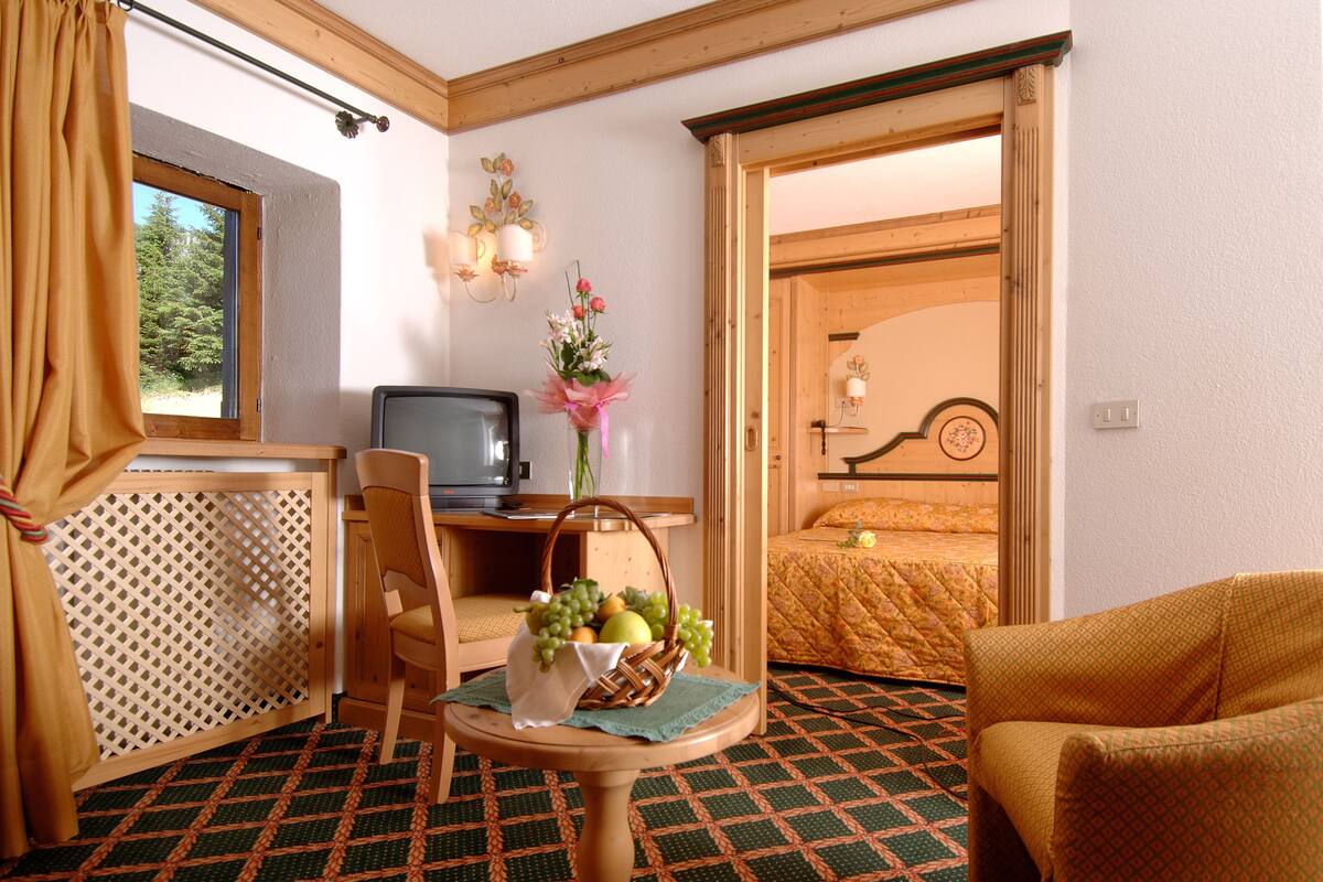 Classic Quadruple Room | Minibar, in-room safe, desk, blackout drapes