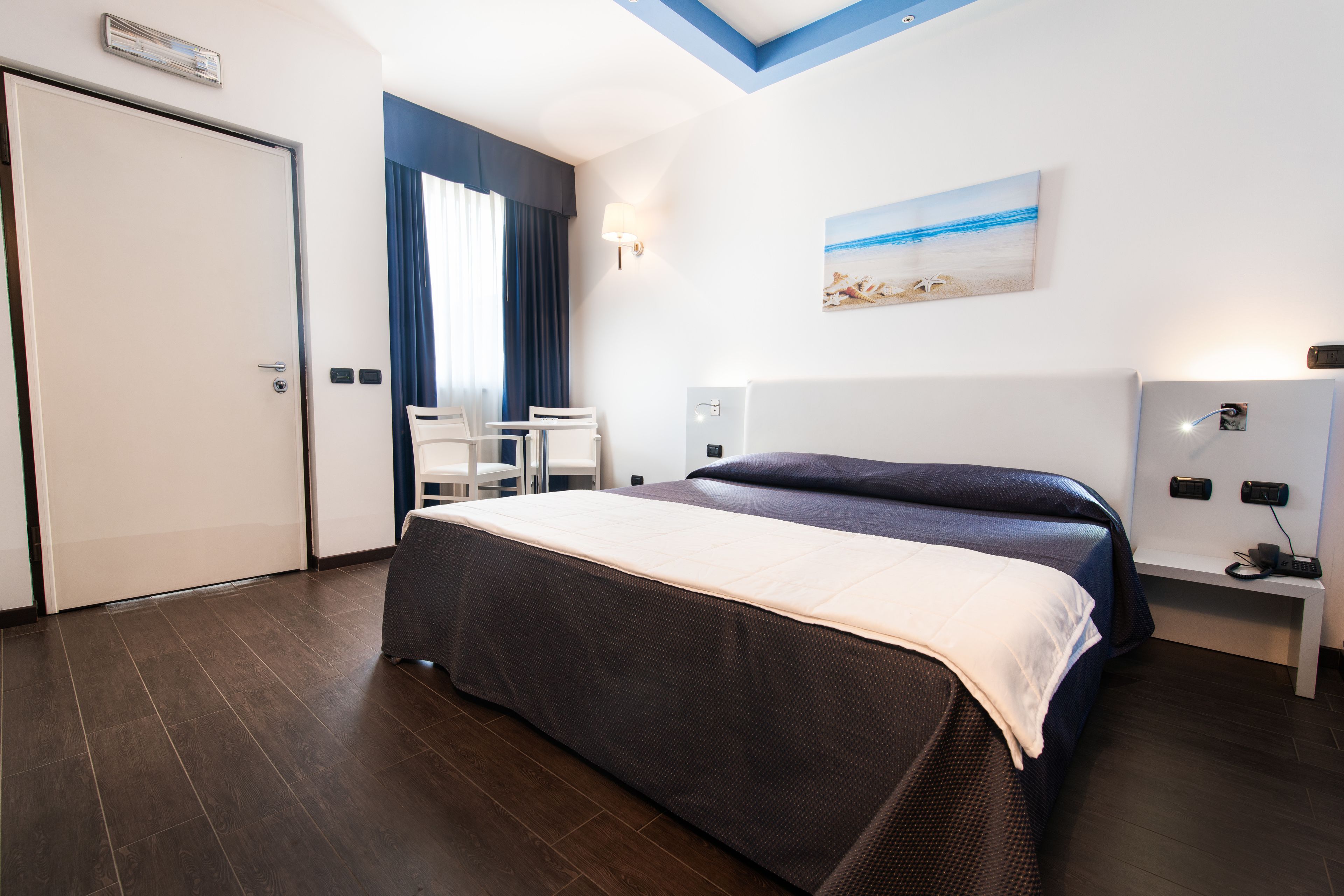 double room, 1 king bed | 1 bedroom, premium bedding, minibar, in-room safe