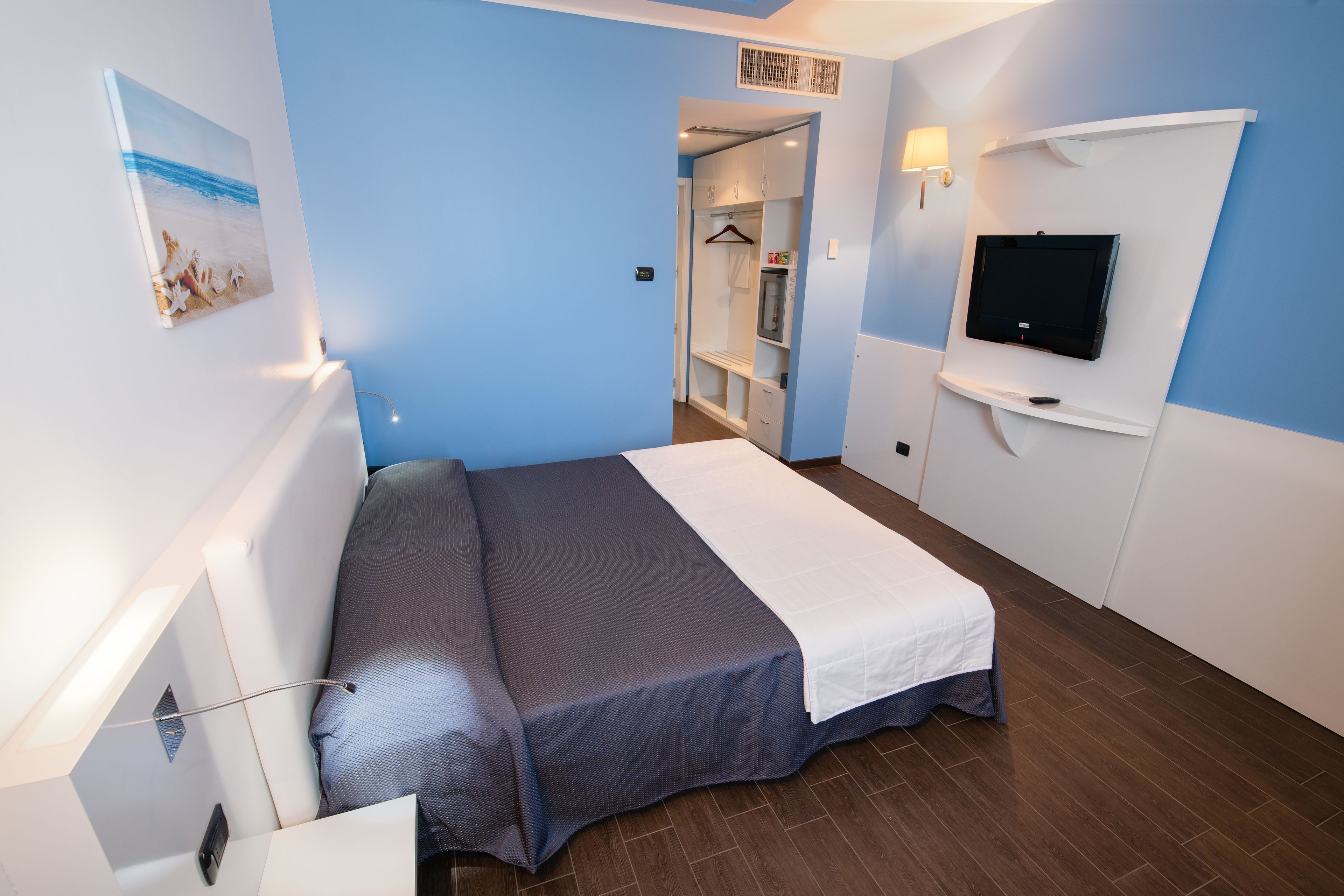 double room, 1 king bed | 1 bedroom, premium bedding, minibar, in-room safe