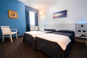 Premium bedding, minibar, in-room safe, desk - Hotel Mediterraneo (Villa Cortese)