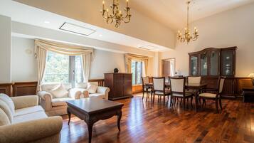 Suite | Premium bedding, down comforters, in-room safe, desk