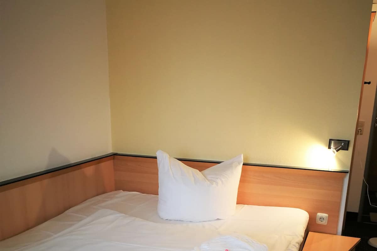 Standard Single Room | Hypo-allergenic bedding available, down comforters, pillowtop beds