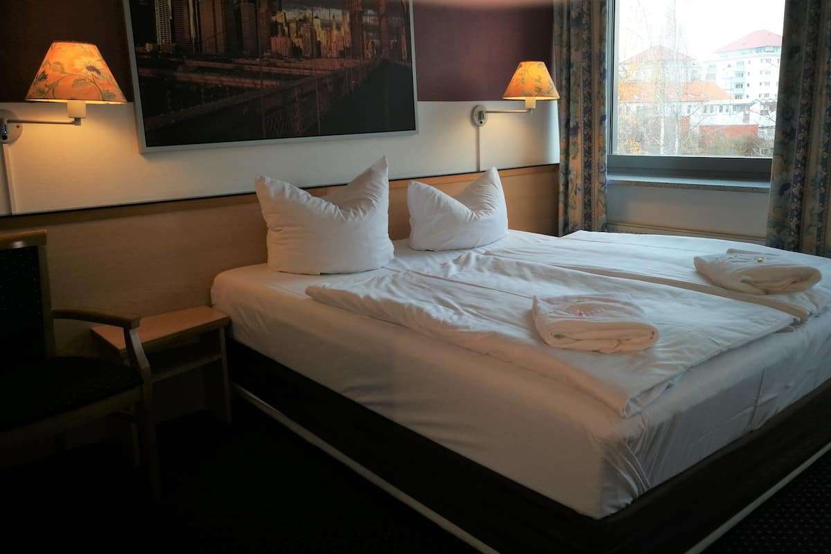 Quadruple Room | Hypo-allergenic bedding available, down comforters, pillowtop beds